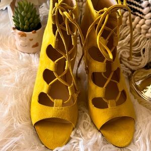 Nine West 7.5 lace up heel